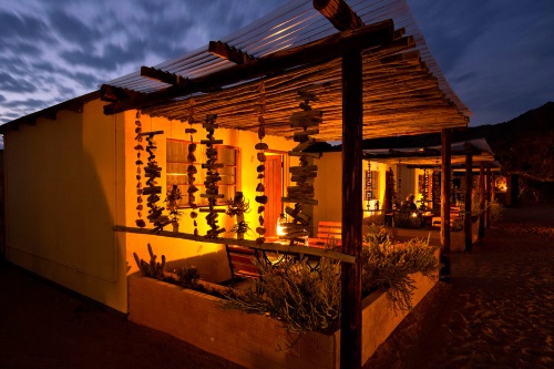 Namtib Desert Lodge kamer buiten in de avond